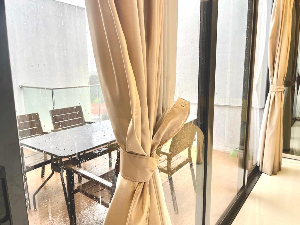 2 Bedroom With View Near Subway In * Singapura